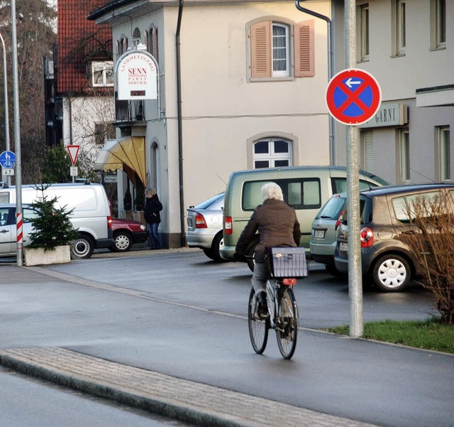 Der Radweg an der B 3 in Eimeldingen k...kierungen sollen ihn sicherer machen.   | Foto: langelott