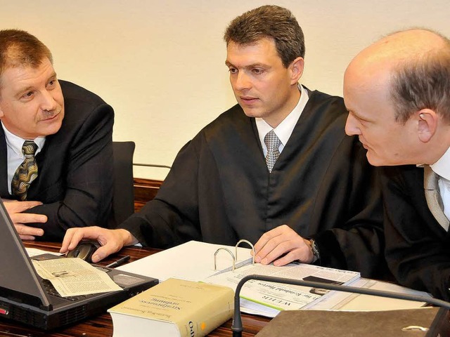 Der Angeklagte Reinhold Hutter und sei...g und Dominik Hammerstein (von links).  | Foto: Ingo Schneider