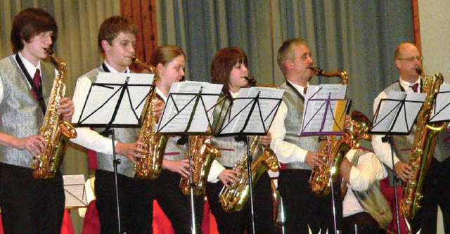 Die sechs Langenauer Saxofonisten bril... Doppelkonzert in der Alemannenhalle.   | Foto: Georg Diehl