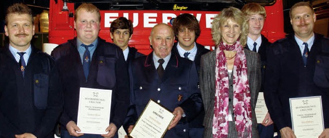 Kommandant Joachim Endters, Oberfeuerw...schmeister Dirk Schmider (von links).   | Foto: Fabian Triphan