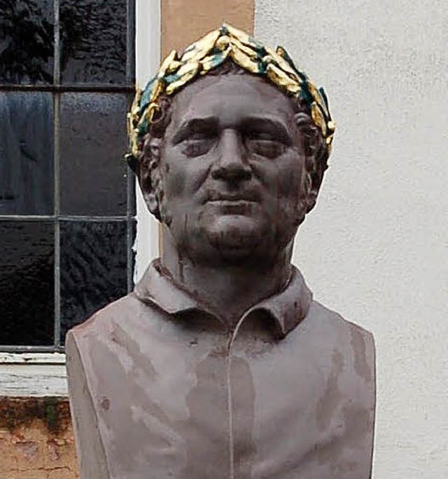 Johann Peter Hebels Bste vor                  der Kirche in Hausen.  | Foto: Klaus Berger