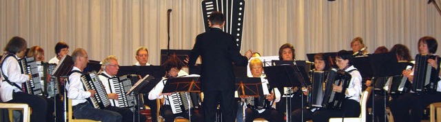 Dirigent Norbert Hllstin hatte seine ...uftritt in der Festhalle vorbereitet.   | Foto: Reimann