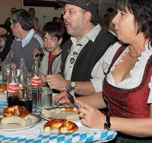 Lecker mundeten Weiwurst und Brezel beim bayrischen Frhschoppen.  | Foto: Hege