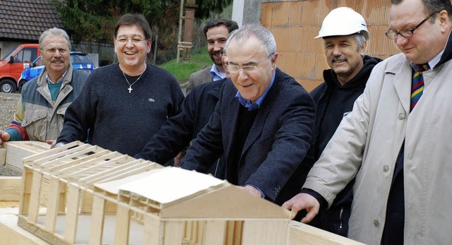 Vor dem Kfersberg-Modell: Stadtrat Ha...er) sowie Brgermeister Dieter Eckert.  | Foto: Siefke