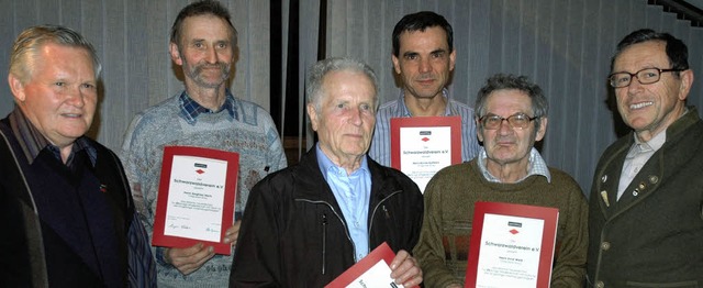 Ehrung fr langjhrige  Mitgliedschaft... Wei mit Vorsitzendem Albin Greiner    | Foto: Brigitte Chymo