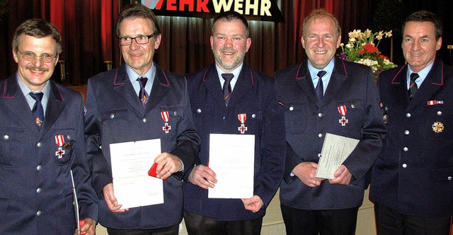 Feuerwehr-Ehrenzeichen in Silber fr 2... und Wolfgang Trierweiler (von links).  | Foto: Krug