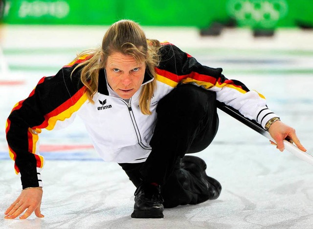 Mit 45 noch mal Weltmeisterin im Curling: Andrea Schpp  | Foto: dpa