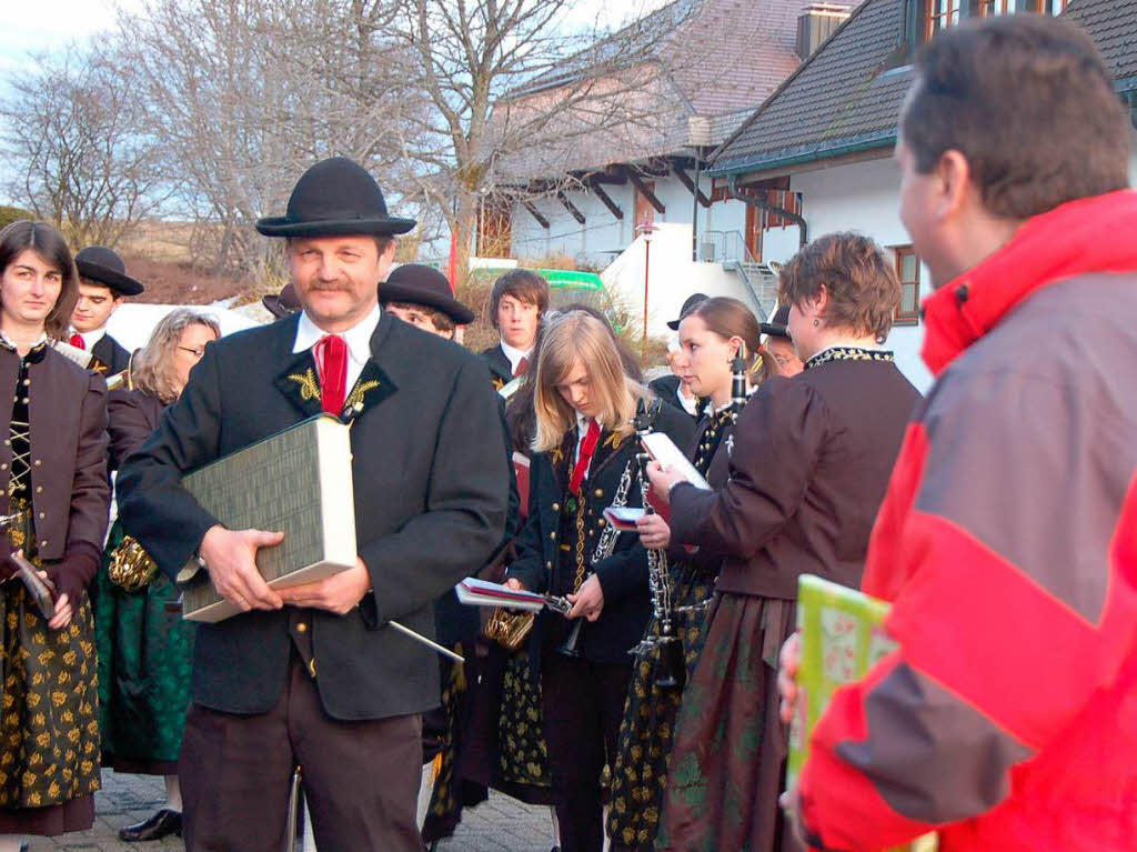 Dirigent Thomas Villinger berreichte das Goldene Buch der Gemeinde mit der Bitte um eine Unterschrift.