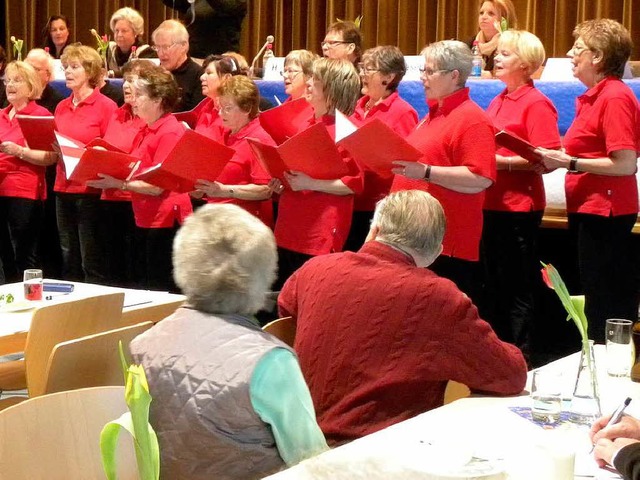 Die Teninger Singgemeinschaft stimmt den Breisgauer Sngerbund ein.  | Foto: Aribert Rssel