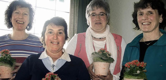 Seit 25 Jahren bei den Landfrauen Titi..., Claudia Rombach und Maria Waldvogel.  | Foto: e. korinth