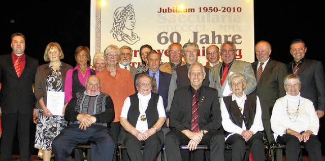 Die Riegeler Narrenvereinigung &#8222;...e Geehrten und neuen Ehrenmitglieder.   | Foto: Helmut Hassler