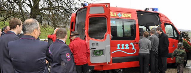 Offiziell in Dienst gestellt wurde der...nsportwagen der Feldberger Feuerwehr.   | Foto: Volker Mnch