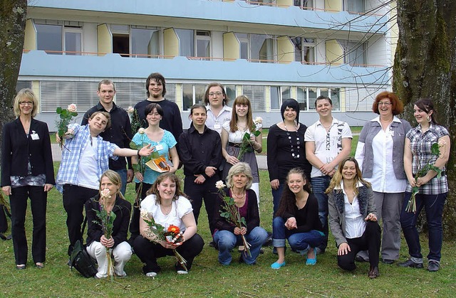 Da kommt Freude auf: Die Absolventen d...ankenpflege an der BDH-Klinik Elzach.   | Foto: Thomas Uhrbach