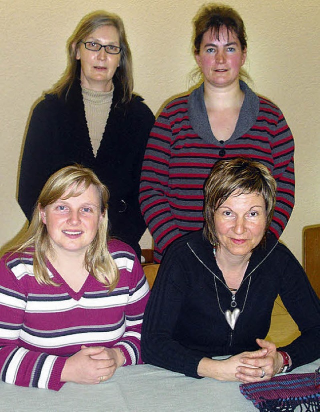 Antje Fischer-Owald und Elke Trefzer ... Evangelischen Frauenvereins Marzell.   | Foto: Rolf-Dieter Kanmacher