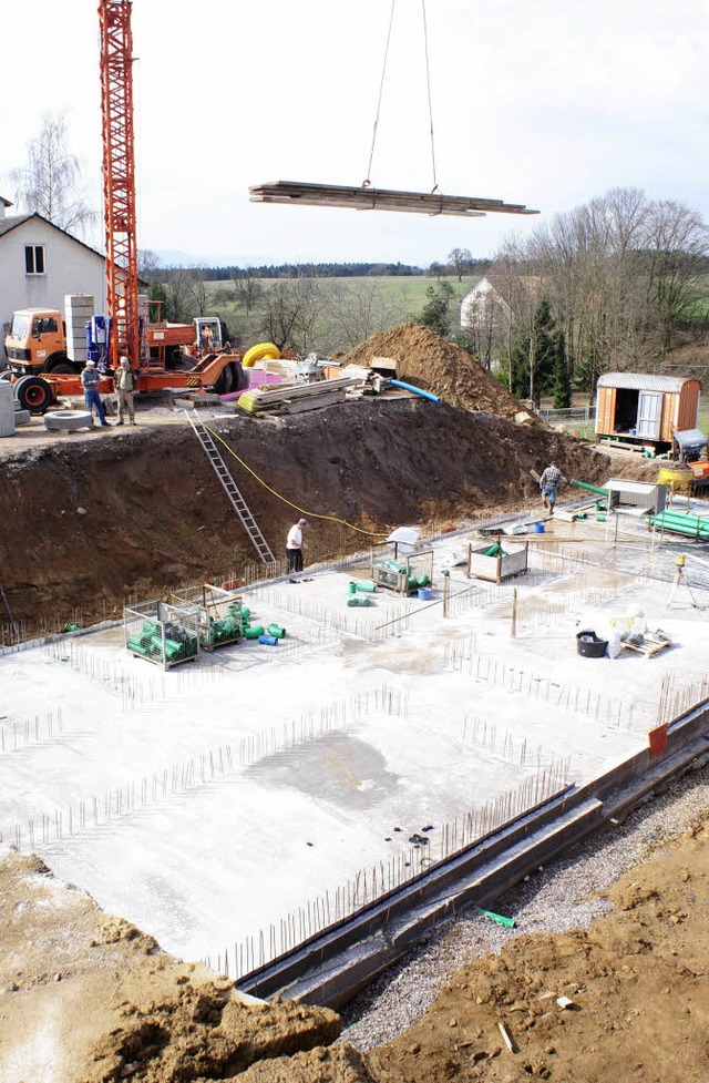 Es geht flott voran im Stadtteil  Rotz...e mit einem Autokran versetzt werden.   | Foto: Werner Probst