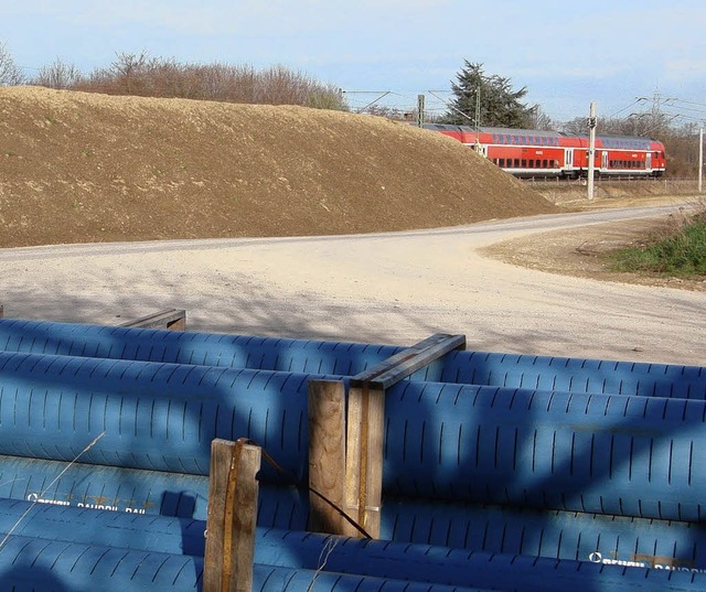 Die Bahnbaustelle in Eimeldingen sorgt... wieder entfernt, verspricht die Bahn.  | Foto: langelott