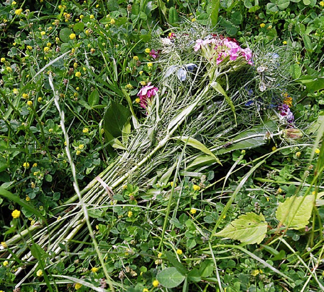 Frische Blumen auf anonymen Grberfeld...inger Anlass fr Verbotsschilder war.   | Foto: Ingo