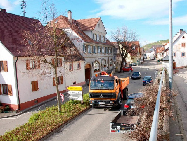 Auf der Hauptstrae  in der  Wasenweiler Ortsmitte geht es eng zu.  | Foto: Agnes Pohrt