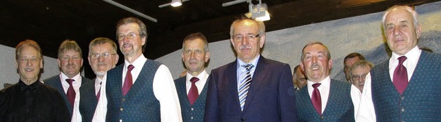 Lothar Welsen und Ewald Jung ehrten Ew...r Paul und Albert Kiefer (von links).   | Foto: Bode
