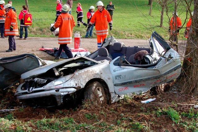 Fahrer in Auto eingeklemmt