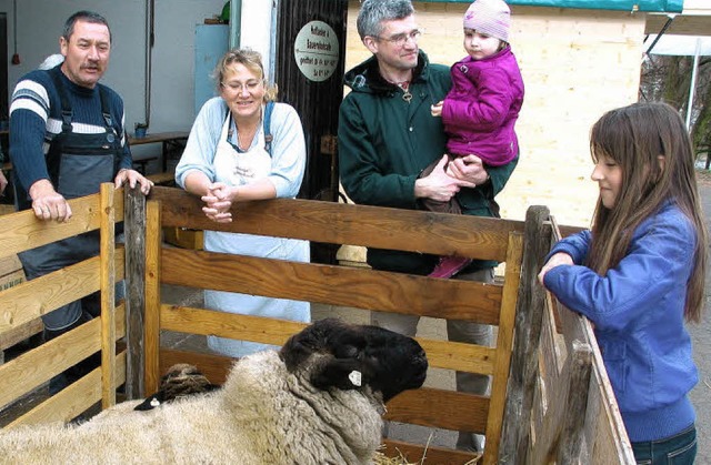 Mit Schafbock &#8222;Bobby&#8220; auf ... Gempp (links) gab es viel zu schauen.  | Foto: Ines Bode