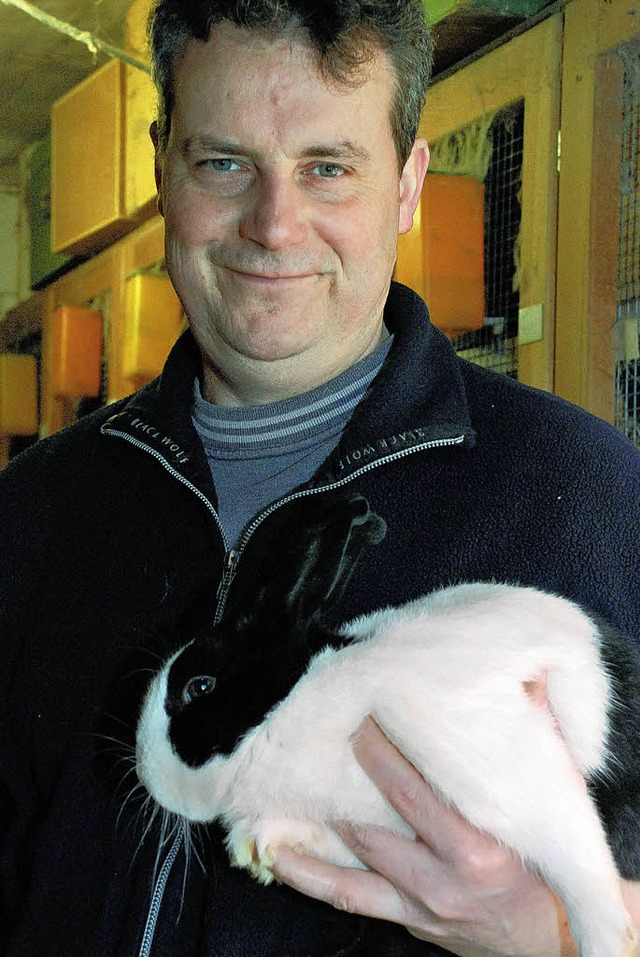 Mathias Ruf mit einem    Kaninchen aus eigener Zchtung.  | Foto: G.  Siefke