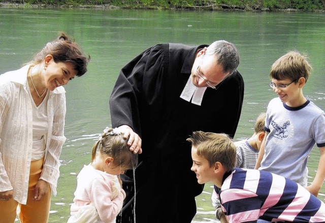 Pfarrer Thomas Kaiser von der evangeli...hn Personen im Rhein getauft werden.    | Foto: privat