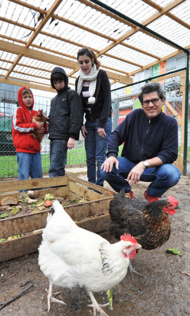 Hhnerfans (von links): Anjuk Richter ...a Grass mit ihrem Vater   Franz Grass.  | Foto: Rita Eggstein