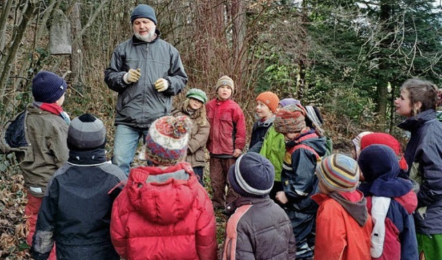 Reinhard Lber erklrte den Waldorfkin...l in Nistksten ihre Jungen aufziehen.  | Foto: privat