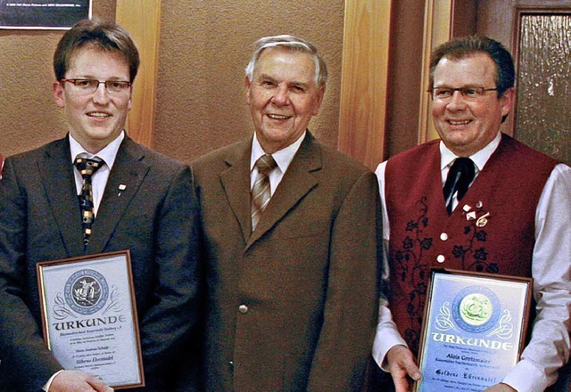 Georg Opitz, Prsident des Blasmusikve... mit mit der goldenen Ehrennadel aus.   | Foto: herbert trogus