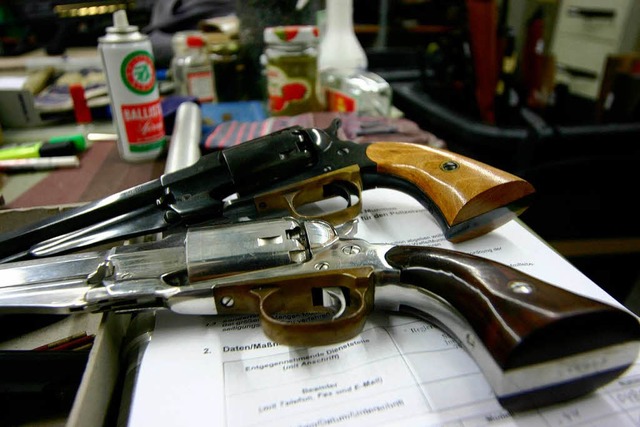 Etikettierte, katalogisierte Revolver ...umdienst &#8211; der sie einschmilzt.  | Foto: Bastian Henning