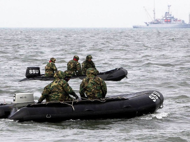 Sdkoreanische Marine sucht nach berlebenden; 46 Seeleute werden noch vermisst.  | Foto: dpa