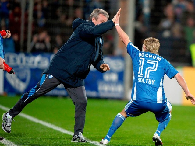 Schon als Babys blau: Bochumer Mnner.... Holtby beim Jubeln mit einem Betreuer  | Foto: dpa