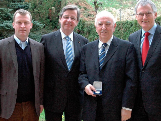 bergabe: (von links) Landtagsmitglied... Rbsamen und Landrat Walter Schneider  | Foto: Privat