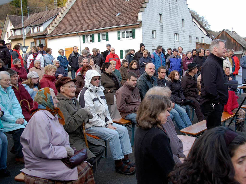 Viele Besucher waren zum „Zweiten Spatenstich für die Ortsumfahrung B 314 Grimmelshofen gekommen. Viele Besucher waren zum „Zweiten Spatenstich für die Ortsumfahrung B 314 Grimmelshofen gekommen.