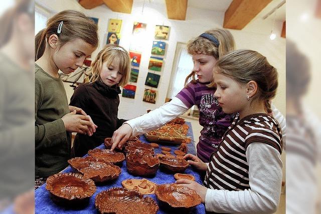 Kinder machen gemeinsam Kunst