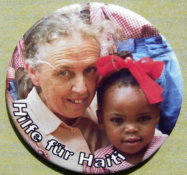 Diese Plakette mit Anneliese Gutmann u...n der Solidaritt mit Haiti geworden.   | Foto: Lange