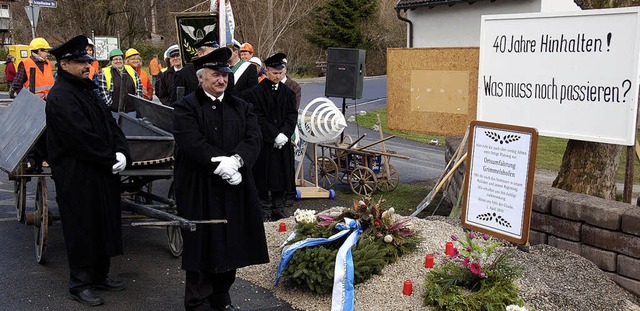 Gro war die Anteilnahme bei der Beerdigung der Ortsumfahrung Grimmelshofen.   | Foto: jul/noe
