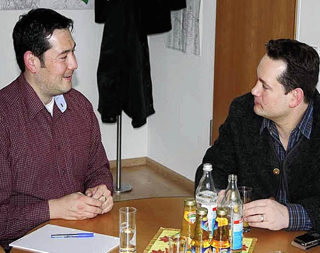 Grnen-Abgeordneter Alexander Bonde (r...lemann im Denzlinger Rathaus zu Gast.   | Foto: PRIVAT