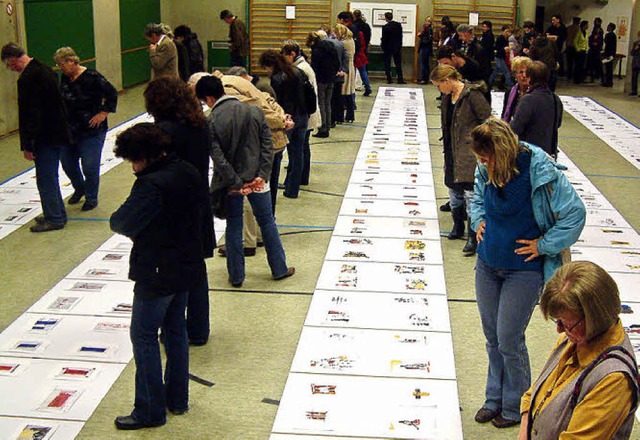 Eindrucksvolle Rauminstallation: ber ... dem Hallenboden ausgelegten Bildern.   | Foto: Roswitha Frey