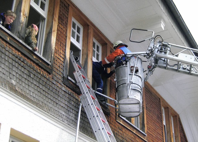 Mit der Drehleiter wurden Schulkinder ...er Feuerwehrbung in Horben gerettet.   | Foto: Anne Freyer