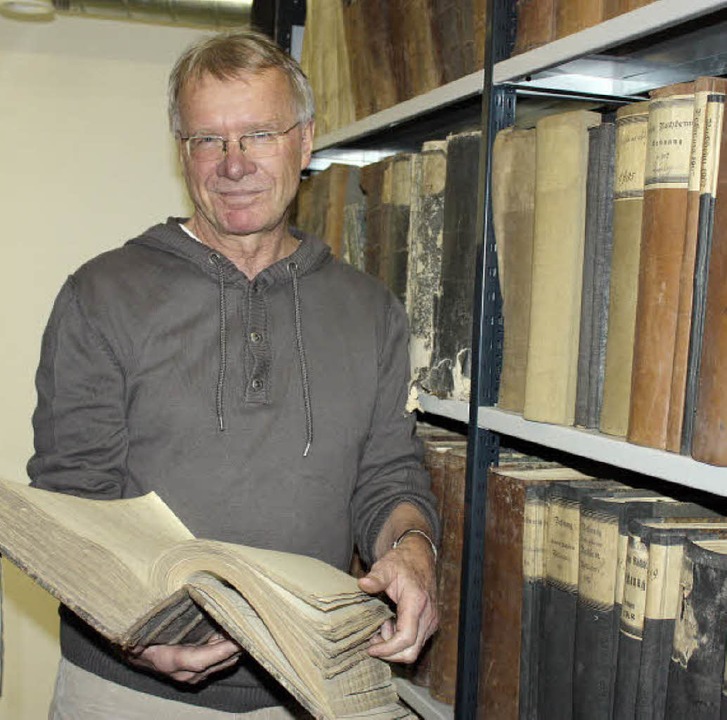 Der Historiker und Archivar Thomas Ste...etes Archiv der Gesamtgemeinde March.   | Foto: barbara schmidt