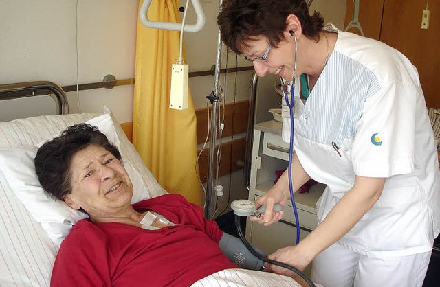 Monika Rder versorgt eine Patientin.   | Foto: Sabine Ehrentreich