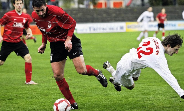 Valon Salihu (OFV) setzt sich gegen Markus Kopf durch.   | Foto: Faruk nver