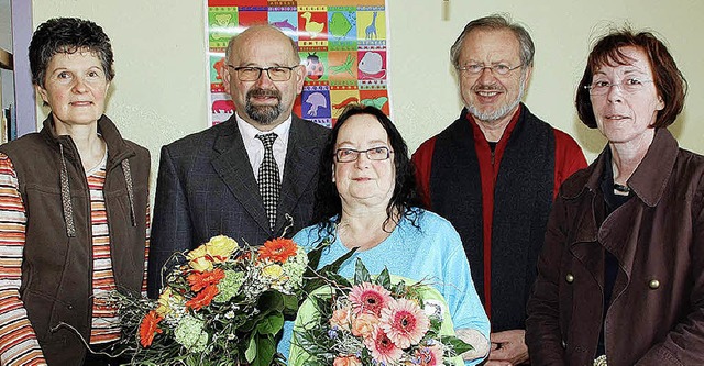 Zum Dienstjubilum von Kindergartenlei...r,   Bernd Walter und Vera Schlenker.   | Foto: Ulrike Hiller