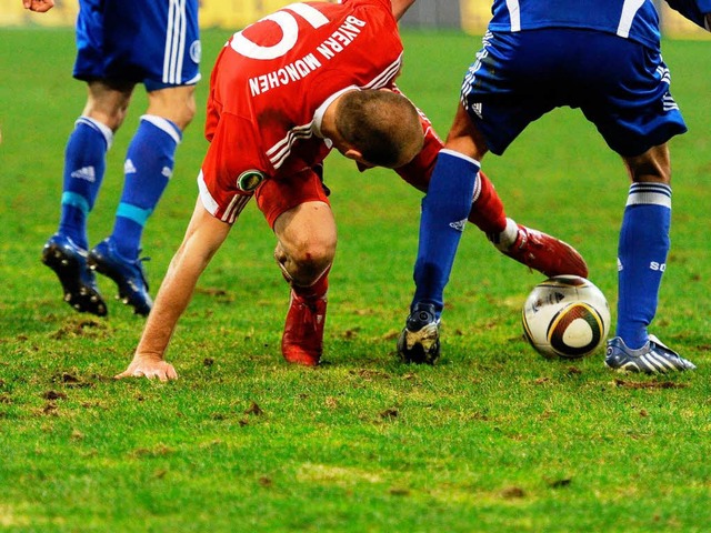 Ackert Arjen Robben (rotes Trikot) am Samstag wieder auf einem Acker?   | Foto: dpa