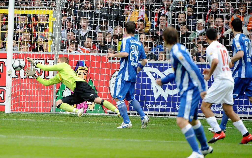 Umkmpftes Kellerduell im Badenova-Stadion: Szenen des Spiels SC Freiburg gegen den VfL Bochum.