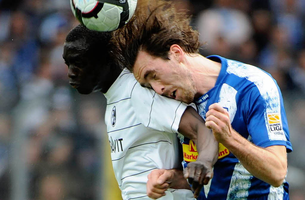 Umkmpftes Kellerduell im Badenova-Stadion: Szenen des Spiels SC Freiburg gegen den VfL Bochum.