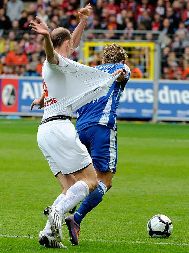 Umkmpftes Kellerduell im Badenova-Stadion: Szenen des Spiels SC Freiburg gegen den VfL Bochum.