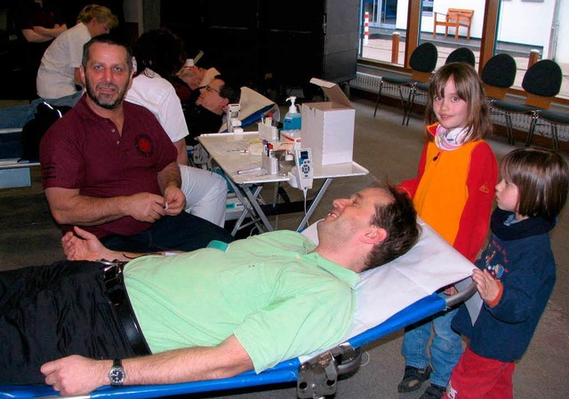 Bei jeder Blutspendeaktion finden sich...r von seinen Tchtern begleitet wurde.  | Foto: Ines Bode